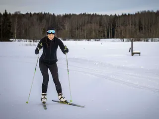 Kati Litmaselle liikunta on osa parempia arjen valintoja, jotka saavat hänet voimaan paremmin ja energisemmin. Kuvauspäivän ­hiihtolenkkinsä hän sivakoi ­Helsingin Paloheinässä.