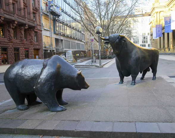 Härkä ja karhu ottavat mittaa toisistaan Frankfurtin pörssitalon edessä.