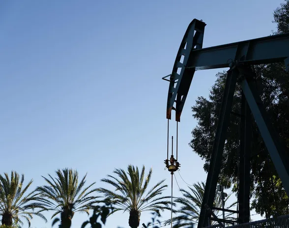 Opec+-maat leikkaavat öljyntuotantomääriään, mutta järjestön ulkopuolella Yhdysvallat porskuttaa menemään. Öljyn tarjonnan kasvua ajavat tänä vuonna etenkin Yhdysvallat, Iran ja Brasilia. Kuva Kalifornian Signal Hillistä.