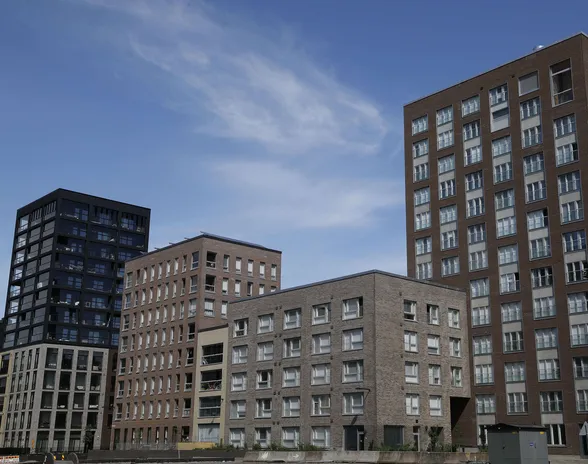 Asunto- ja kiinteistöala on kärsinyt korkotason noususta ja asuntojen hintojen laskusta. Kuvassa Helsingin Sompasaareen vuonna 2021 valmistunut Kojamon kohde.