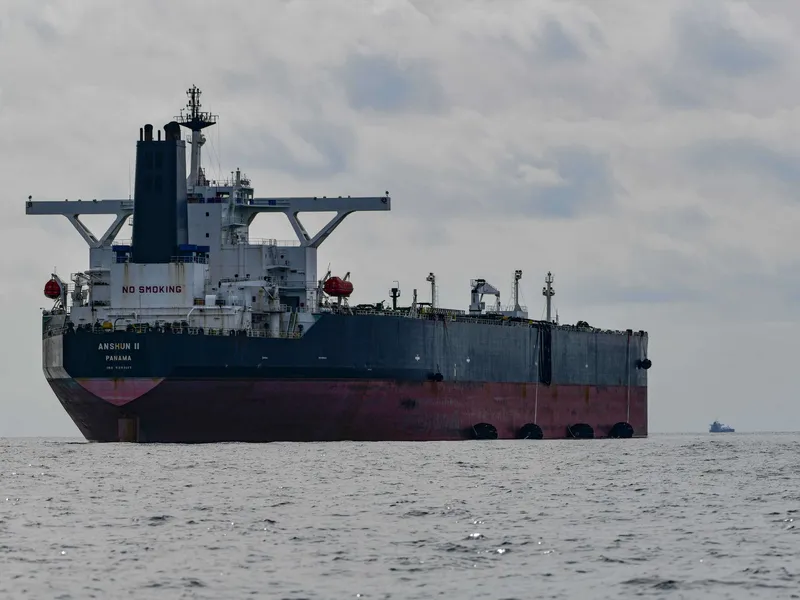 Öljytankkeri Anshun II valmistautui vaihtamaan venäläisen öljylastin toiseen tankkeriin Välimerellä Marokon Ceutan edustalla maaliskuussa 2023. Venäjä on käyttänyt öljykuljetuksissa ”varjolaivastoa”, johon kuuluvien alusten omistajat, operoijat ja päämäärät ovat olleet mysteerisiä. Näin öljykauppa on kiertänyt lännen pakotteita.