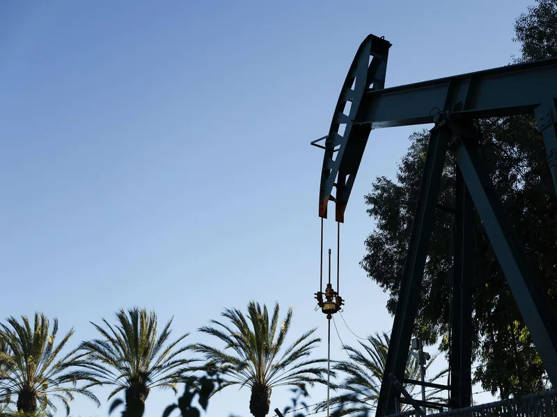 Opec+-maat leikkaavat öljyntuotantomääriään, mutta järjestön ulkopuolella Yhdysvallat porskuttaa menemään. Öljyn tarjonnan kasvua ajavat tänä vuonna etenkin Yhdysvallat, Iran ja Brasilia. Kuva Kalifornian Signal Hillistä.