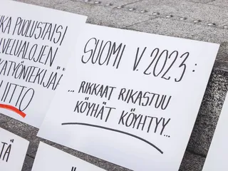 Mielenosoittajien kylttejä Turun torilla viime viikolla.