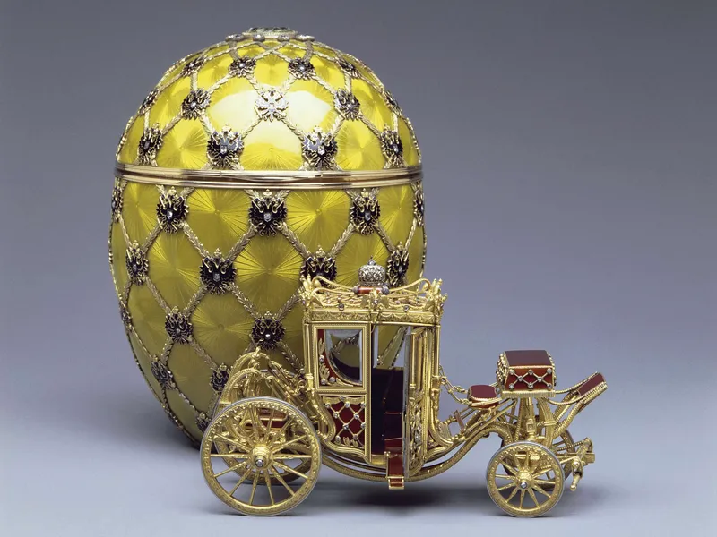 Vuoden 1897 keisarillinen pääsiäismuna oli Nikolai II:n lahja nuorelle puolisolle, keisarinna Aleksandra Fjodorovnalle. Kullan eri sävyissä hohtava muna sisälsi kullasta ja platinasta rakennetut rubiinikoristeiset vaunut.