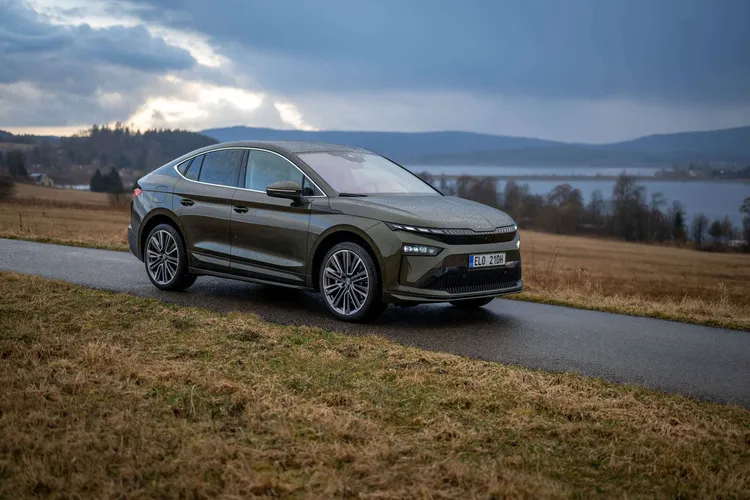 Huhtikuu ravisteli ensirekisteröinnit uusiksi – Model Y jäi uuden ...