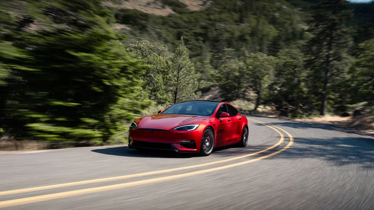 Teslan Model S ja X palasivat uudistettuina Suomeen