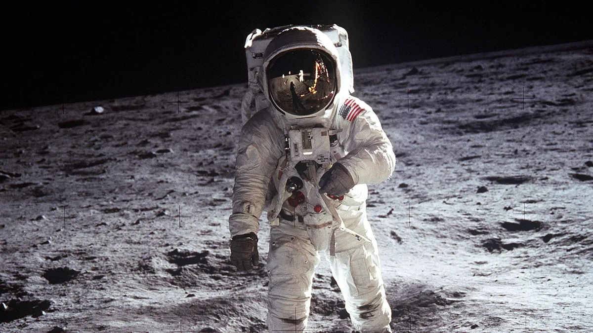 Astronautti Buzz Aldrin vei ensimmäisenä ihmisenä Omega Speedmasterin kuun kamaralle.
