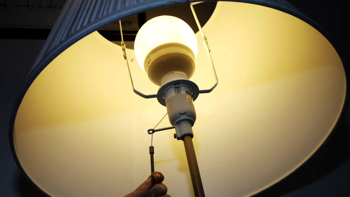 Valot päälle – Sähkön hinta matelee vieläkin