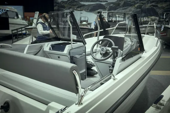 Suositun mökkiveneen 450-mallisarjaan esitellään tuplapulpetillinen TC-malli. Pulpettien välissä on kaksiosainen väliovi.  Veneen pituus on 445 senttimetriä ja leveys 185. Painoa sillä on 335 kilogrammaa ja henkilömäärä on viisi. Moottorisuositus on 30–40 hevosvoimaa. Hintaa veneellä TC:llä on 13 990 euroa.