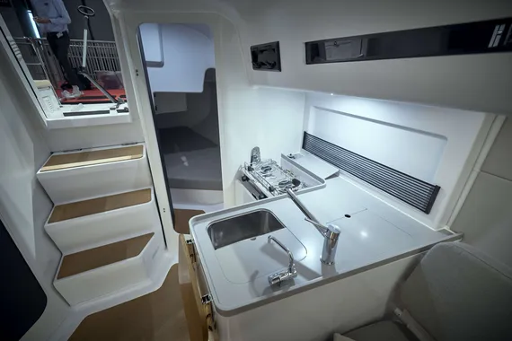 Beneteau First 30:ssä ei ole sen suhteellisesta keveydestä huolimatta käytetty hintavaa hiilikuitua. Veneen lähtöhinta on hieman yli satatuhatta euroa ilman arvonlisäveroa.