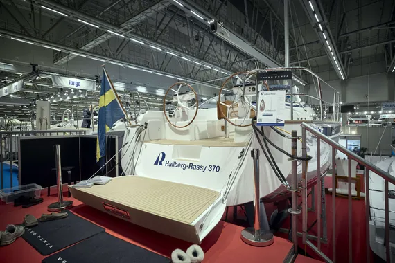 Luksuspurrella pärjää valtameriä myöten. Pituutta sillä on 11,32 metriä ja leveyttä 3,75 metriä. Syväys tyhjänä on kaksi metriä. Uppouma on kahdeksan tonnia.