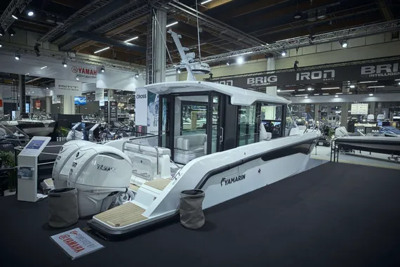 Niiden yhteisteho on joko 500, 600 tai 700 hevosvoimaa. Runsaan lasin käytön ansiosta sisätilat ovat valoisat. Messuilla kerrottiin suositushintojen olevan moottorivaihtoehdoista riippuen 345 600–355 600 euroa.