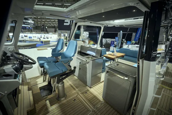 Se on yhtä aikaa perheelle sopiva sporttivene sekä päivävene matkaveneen ominaisuuksilla. Hinta alveineen alkaa vähän alle 1,2 miljoonasta eurosta.