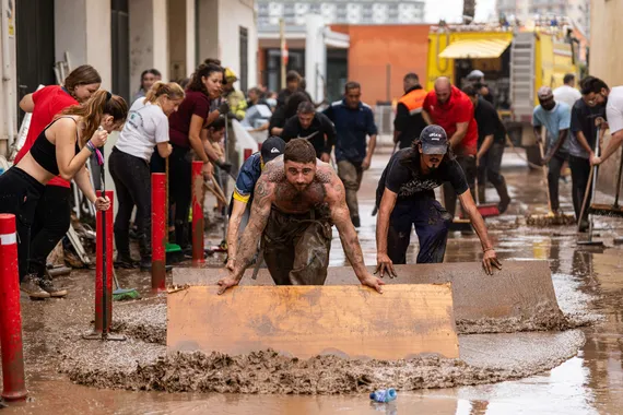 Ilmaston lämpeneminen lisää äkillisiä myrskyjä ja muita sääilmiöitä. Kuva Barcelonasta viime lokakuussa, kun tulvat nostivat vettä ja liejua kaupungin kaduille.
