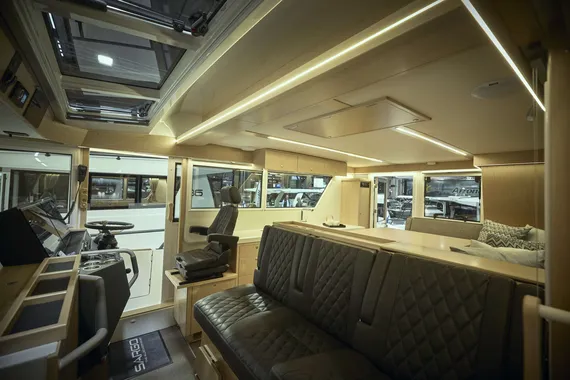 Henkilömäärä on 16. Hyttejä veneeseen saa kaksi tai kolme. Vene painaa 12,4 tonnia. Moottoreita on kaksi, yhden koneen suositusteho on 480 hevosvoimaa.