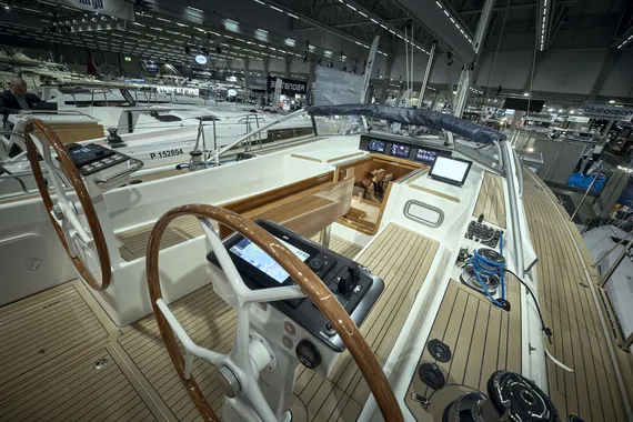 Maston korkeus 18,1 metriä. Moottorina on 51-hevosvoimainen Volvo Penta. Veneen hinta on noin miljoona euroa.