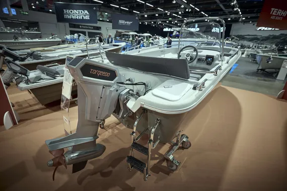 Sarjassa on seitsemän venettä, ja niissä on Torqeedon sähkömoottori. Sähkövene on äänetön, ja sitä voi käyttää myös niillä vesillä, joilla polttomoottorin käyttö on kielletty. Ajoakkuja on erikokoisia, koko riippuu veneen koosta ja hinnasta. Toimintamatkaan vaikuttaa suuresti ajotapa. Jos täydellä kaasulla akkua riittää esimerkiksi tunnin ajeluun, voi rauhallisesti ajelemalla vesillä viihtyä kymmeniä tunteja. E-Suvien hinnat lähtevät 495 Travelin vähän alle 5 200 eurosta. Kallein on 44 Cruise 12.0 jonka hinta alkaa reilusta 31 000 eurosta.