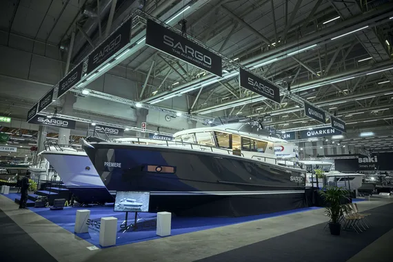 Kokkolaisen valmistajan uutuus on yksi messujen suurimmista ja kalleimmista veneistä. Hinta alkaa miljoonasta eurosta, messuveneen hinta on 1,5 miljoonaa euroa.