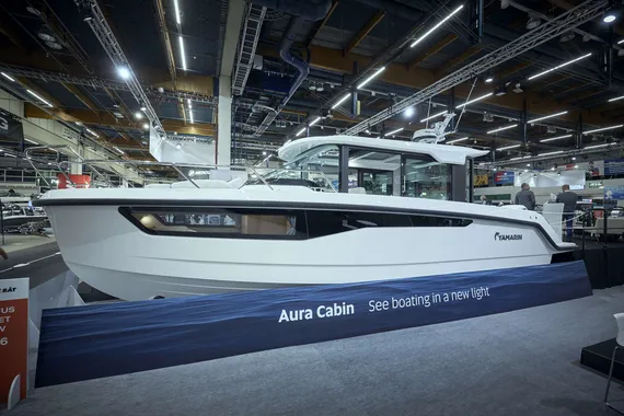 Yksi Suomen suosituimmista moottorivenemerkeistä esittelee messuilla 10,4-metrisen Aura Cabinin. 3,35 metriä leveä vene on luokiteltu rannikkokäyttöön 12 hengelle.