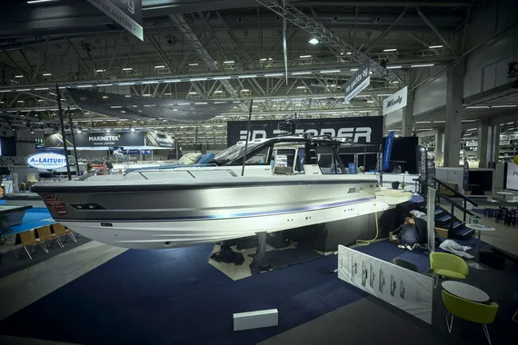 Norjalaisen luksusvenevalmistajan 60-vuotisjuhlamalli on nykyaikainen jahti.  Veneen pituus on 12,2 metriä ja leveys neljä metriä. Syväys on yksi metri. Sisäperämoottoreina on kaksi Volvo Penta D6-480:tä, huippunopeus on 44 solmua. Jos valinta kohdistuu perämoottoreihin, on tarjolla kaksi Mercury V12-600-moottoria, joilla huippunopeus on noin 52 solmua.