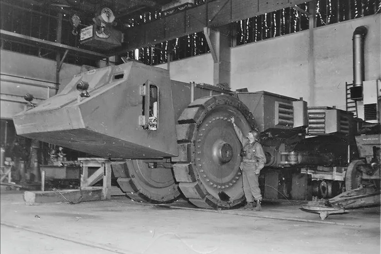 Krupp Räumer S jyräsi läpi miinakenttien – Natsien tankkihirviö painoi ...