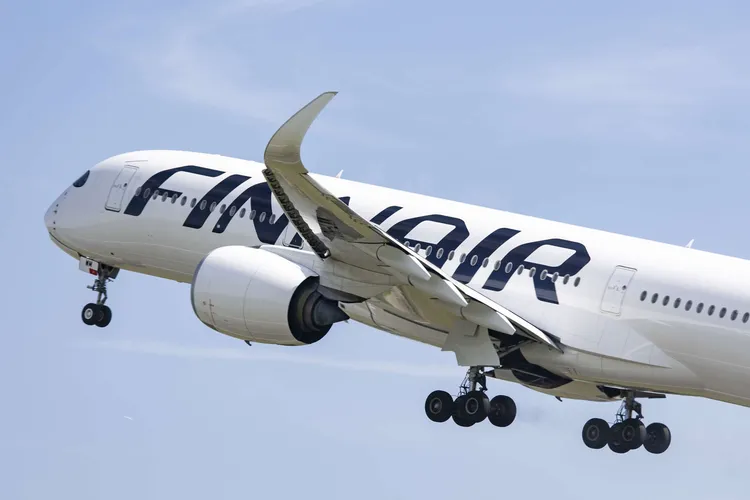 Finnair on joutunut peruuttamaan lentoja. Asiakkaiden täytyy odottaa yhä pidempään korvauksia myöhästymisistä.