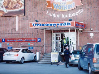 Helsingin Tukkutorilla sijaitsevassa kiinteistössä Vanha talvitie 8 toimii useita elintarvikeyrityksiä, tunnetuimpana Lihatukku Wotkin.