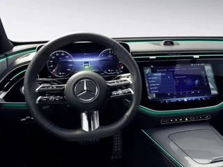 Mercedes-Benz pyrkii teknistymään autoalan alati kiristyvässä digitaalisessa kilpajuoksussa.