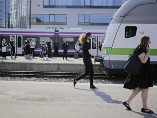 Suomen Lähijunat Oy hankkii VR-Group Oyj:lta käytöstä poistettuja junarunkoja. Yhtiö kunnostaa ja modernisoi ne liikennekelpoisiksi. Kuvituskuva.