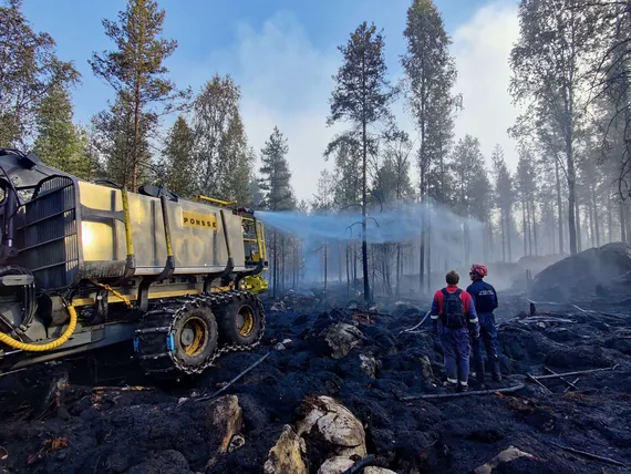 Uusi suomalainen sammutusaine torjuu metsäpalojen leviämistä – Osoitti  tehonsa Kalajoen metsäpalossa | Kauppalehti