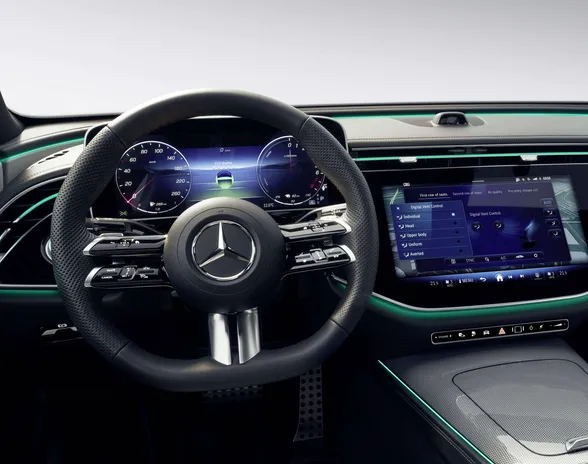 Mercedes-Benz pyrkii teknistymään autoalan alati kiristyvässä digitaalisessa kilpajuoksussa.