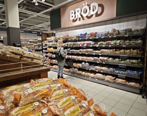 Ruotsissa kuluttajahinnat ovat nousseet alkuvuodesta ripeästi. Maaliskuussa kuluttajahintojen vuosikasvu hidastui jonkin verran helmikuusta. Elintarvikkeiden hinnat nousivat 19,7 prosenttia.