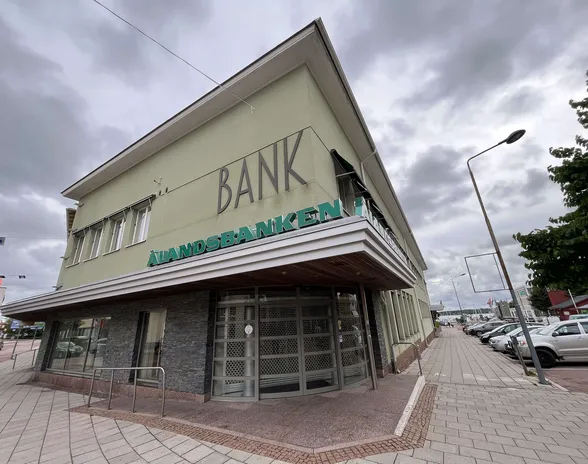 Ålandsbanken kertoi maanantaina siirtävänsä asuntorahastonsa lunastusten maksuajankohtaa.