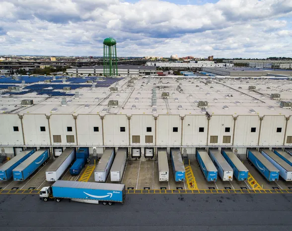 Analyytikoiden mielestä verkkokauppa- ja pilvipalvelujätti Amazon on nyt yksi varmoista vedoista Yhdysvaltain osakemarkkinoilla. Kuvassa Amazonin logistiikkakeskus Baltimoressa.