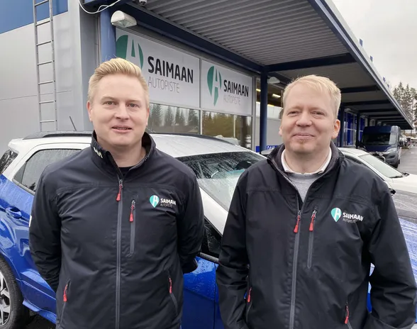 Saimaan Autopisteen yrittäjät Jani Kellman (vas.) ja Jonne Lång tutustuivat toisiinsa myydessään autoja samassa työpaikassa.