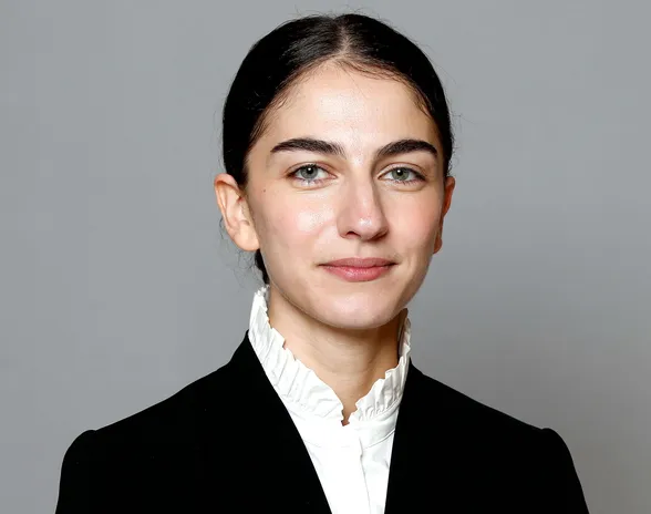 Liberaalipuoluetta edustava ilmasto- ja ympäristöministeri Romina Pourmokhtari.