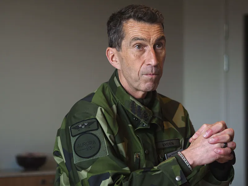 ”Me olemme valmiina puolustamaan Suomea minä päivänä tahansa”, kertoo Ruotsin puolustusvoimien komentaja Micael Bydén.