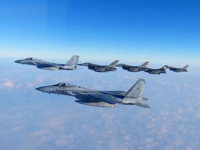 Ukraina on toivonut saavansa länsimailta F-16-hävittäjiä. Kuvassa F-15- ja F-16-hävittäjiä Yhdysvaltain ja Japanin yhteisessä sotaharjoituksessa helmikuussa.