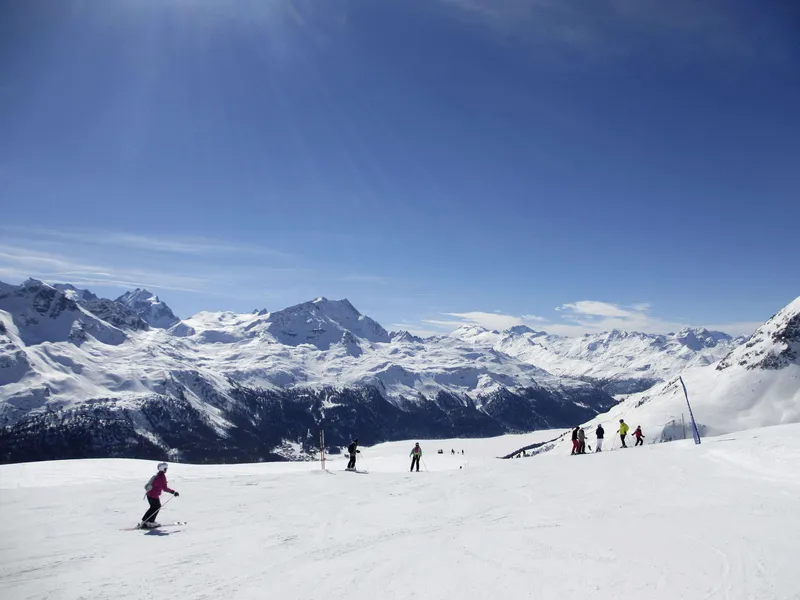 Sveitsin St. Moritzissa on aurinkoa ja lunta maaliskuussakin.
