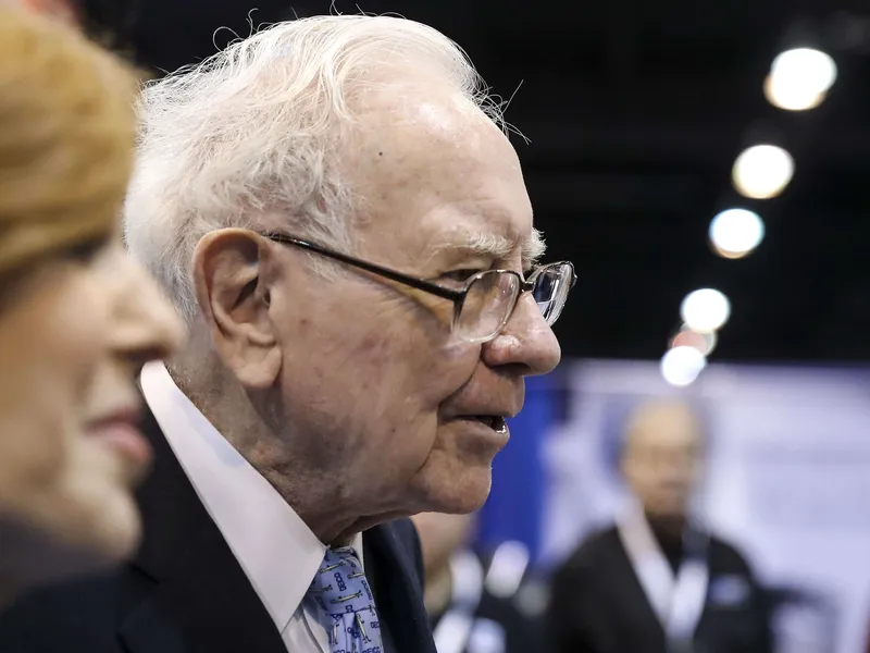 Sijoittajamaailman tunnetuin hahmo Warren Buffett on nostanut sijoitusvainullaan Berkshire Hathawayn maailman arvokkaimpien yhtiöiden joukkoon. Hän toimii yhtiön toimitusjohtajana ja hallituksen puheenjohtajana. Kuvassa Buffett yhtiökokouksessa vuonna 2018.
