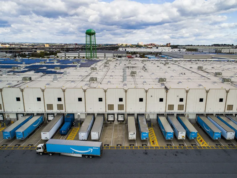 Analyytikoiden mielestä verkkokauppa- ja pilvipalvelujätti Amazon on nyt yksi varmoista vedoista Yhdysvaltain osakemarkkinoilla. Kuvassa Amazonin logistiikkakeskus Baltimoressa.