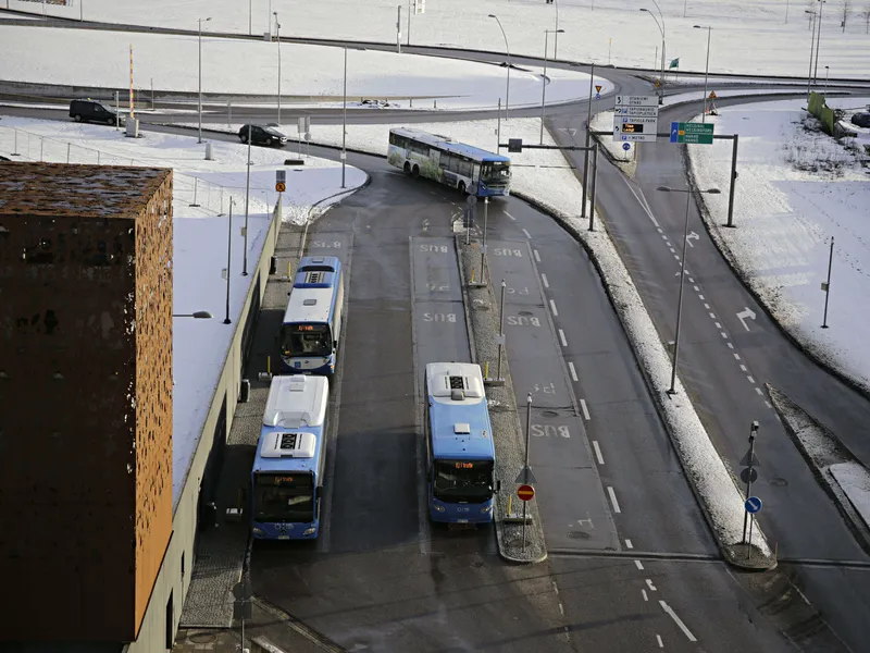 Kolme yhtiötä liikennöi yli 90 prosenttia HSL:n bussiliikenteestä. Lakko koskettaa kaikkia kolmea.