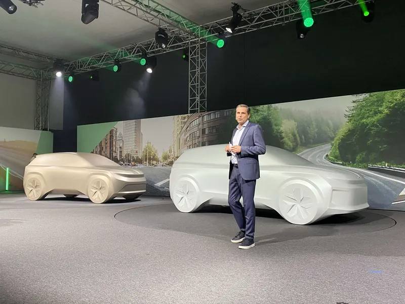 Toimitusjohtaja vakuutti, että Škodan tulevaisuus on sähköinen, mutta polttomoottorit ja ladattavat hybridit säilyvät myös mallistossa. Taustalla pienen, edullisen sähköauton, ja Elroqin muotoilututkielmat.