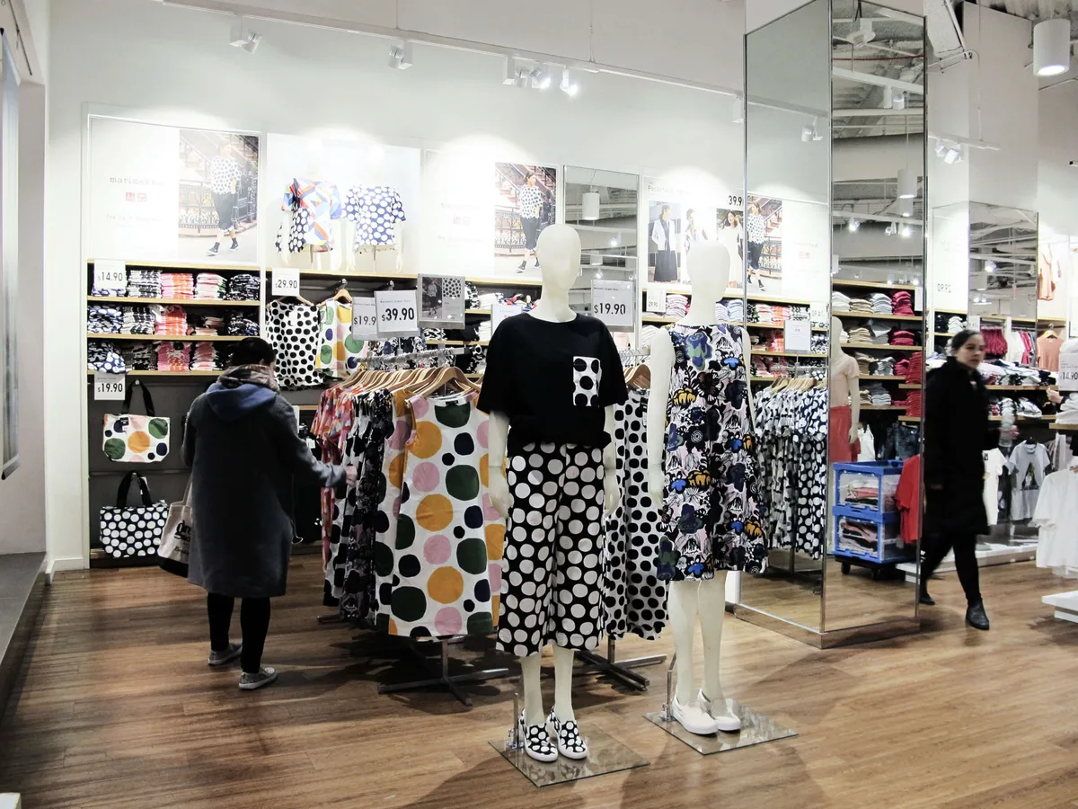 Suomalaiset kuosit kiinnostavat New Yorkissa - Uniqlon Marimekko-vaatteet  menevät 