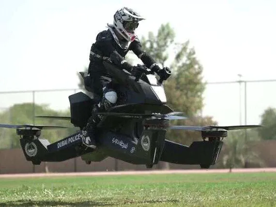 Tämän maan poliisilla on uusi ase: lentävä moottoripyörä | Kauppalehti
