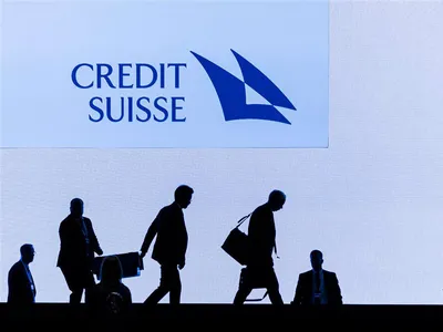 Sijoittajan on erittäin vaikea hahmottaa, milloin pankki joutuu ongelmiin liiallisen riskinoton takia ja milloin kyse on koko järjestelmää liikuttavista ongelmista. Credit Suissen yhtiökokouksessa huhtikuun alussa johto pyysi virheitään anteeksi.