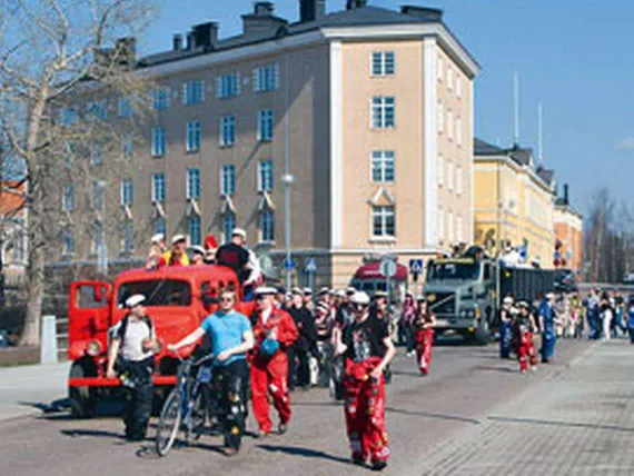 Teekkarin vappu kestää viikon - esittelyssä teekkareiden perinteet |  Tekniikka&Talous