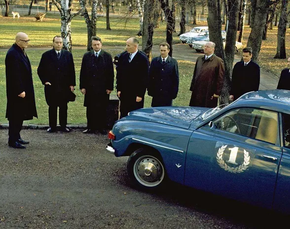 Uudenkaupungin autotehtaan johto kävi luovuttamassa ensimmäisen suomalaisvalmisteisen Saabin presidentti Kekkoselle marraskuussa 1969.