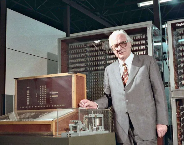 Konrad Zusen arvo on täysin ymmärretty vasta hänen kuolemansa jälkeen. Kuvassa keksijä ja Z3-tietokone.