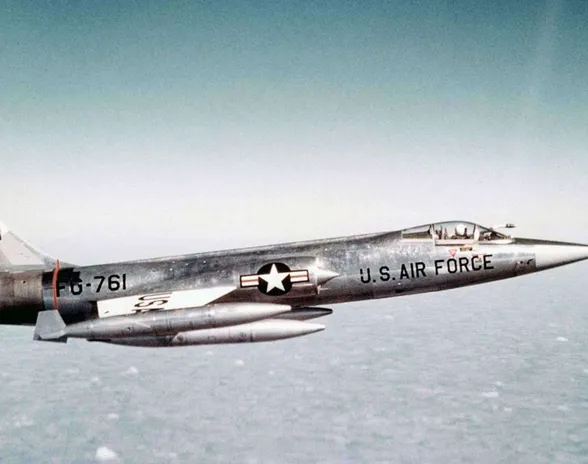Vanhan saksalaisvitsin mukaan F-104:stä haaveilevan kansalaisen kannatti vain ostaa omakotitalo, sillä ennen pitkää joku Starfighter tipahtaisi vääjäämättä takapihalle. Koneen kehityksen alkuvaiheessa lentäjän turvallisuutta heikensi myös kauniisti sanottuna luova heittoistuinratkaisu.